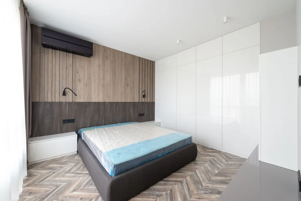 Thợ và nhân viên tại cửa hàng