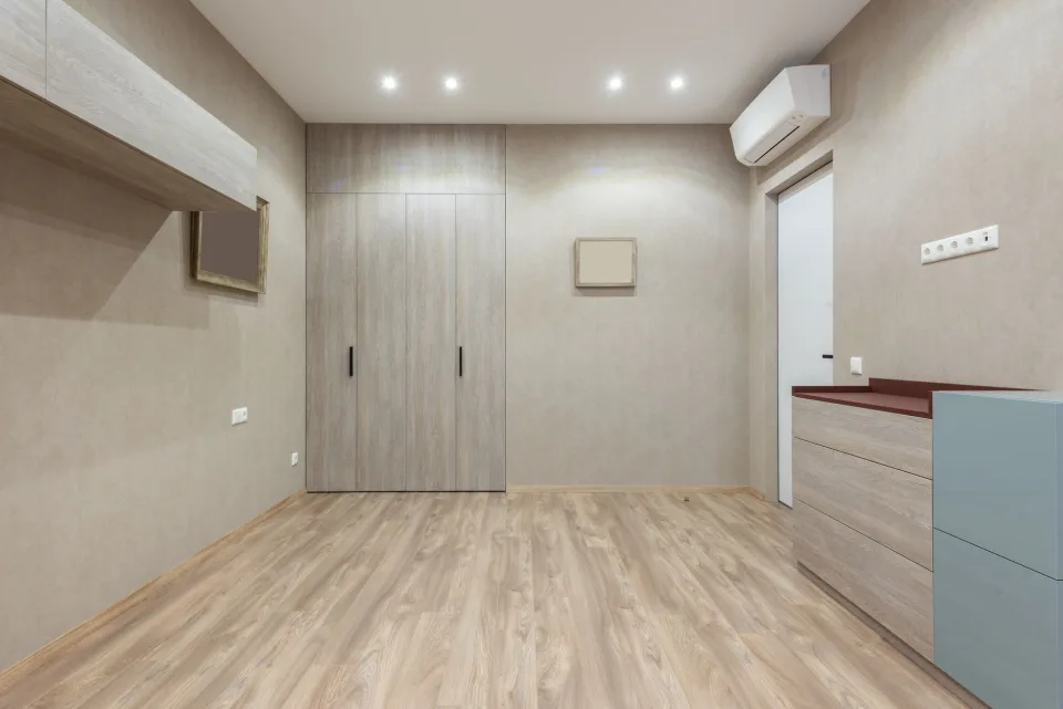Thợ và nhân viên tại cửa hàng