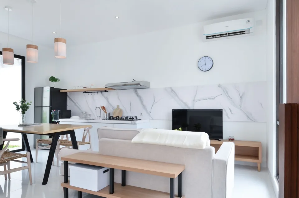 Tủ lạnh đang được vệ sinh